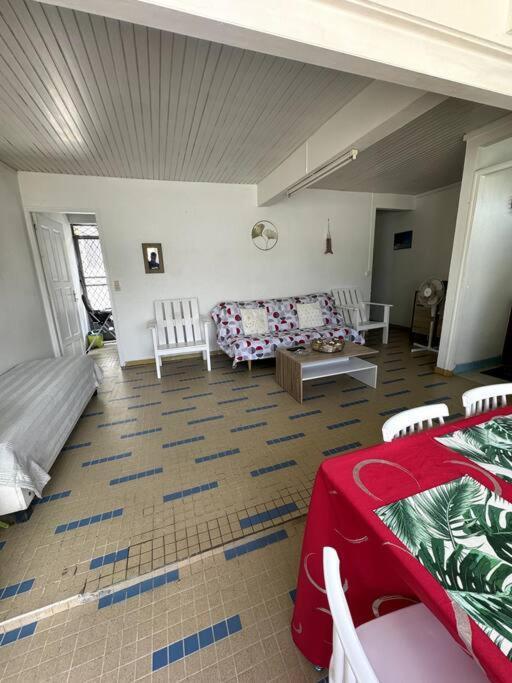 Maison authentique à 300m de la plage Sainte-Anne Esterno foto
