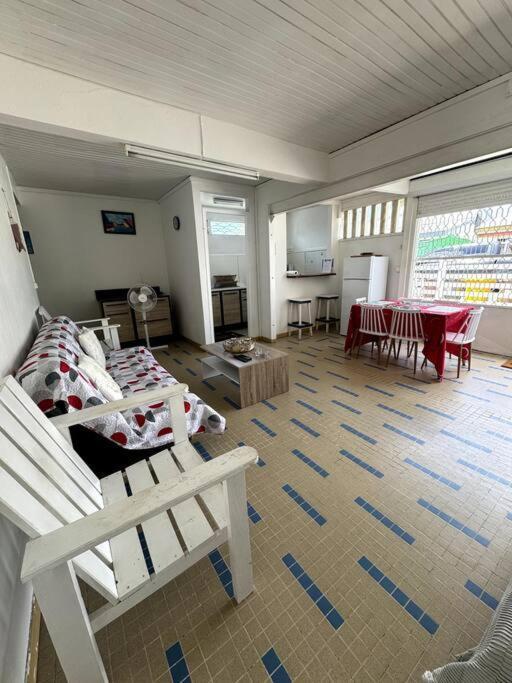 Maison authentique à 300m de la plage Sainte-Anne Esterno foto